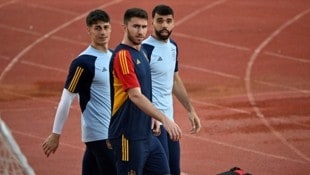 Aymeric Laporte (m.) verpasst das Auftaktspiel gegen Kroatien.