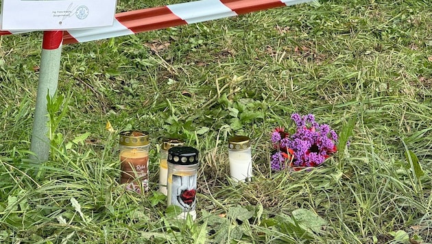 People express their grief near the scene of the accident (Bild: Ferdl)