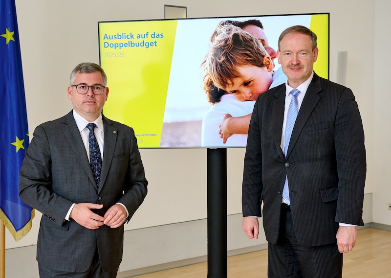 Finanzlandesrat Ludwig Schleritzko stellte ein „Budget der Notwendigkeiten“ gemeinsam mit dem Finanz- und Wirtschaftsexperten Christian Helmenstein (rechts) vor. (Bild: NLK Pfeiffer)