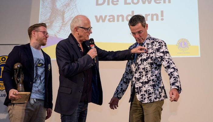 Die lebende Rapid-Sprecherlegende Andy Marek zog Bezirkshauptmann Stefan Grusch sein Sakko an und richtete es ein.