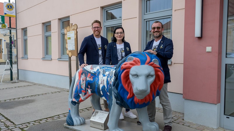 Drei Präsidenten beim  Löwen „Köko“, der jetzt von seinem Standort Röschitz wieder weiterwandern wird: Neu-Präsident Jürgen Rochla, die scheidende Präsidentin Martina Suröck-Noé und ihr Vorgänger und Löwensprecher Gottfried Stark (von links). (Bild: Molnar Attila)