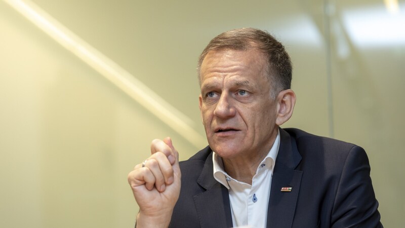 Hermann Talowski, entrepreneur and chairman of the trade and crafts sector, puts initial proposals on the table. (Bild: © Helmut Lunghammer)