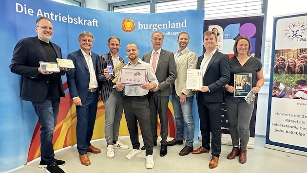 Michael Gerbavsits, Managing Director of the Burgenland Business Agency, Leonhard Schneemann, Provincial Councillor for Economic Affairs, and Martin Trink, Head of StartUp Burgenland, with the founders. (Bild: Schulter Christian)
