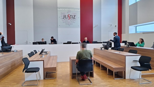 O zamanlar 13 yaşında olan çocuğun bir arkadaşı davayı başlattı. Arkadaşı davayı hiç umursamıyor gibi görünüyordu. (Bild: HS, Krone KREATIV)
