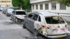 Bei dem Anschlag in der Nacht auf Dienstag in Linz brannten zwei Fahrzeuge vollständig aus. Drei weitere Autos wurden durch die Flammen schwer beschädigt. (Bild: Dostal Harald)