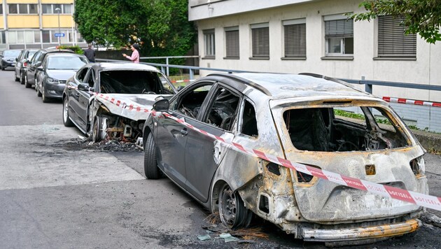 Bei dem Anschlag in der Nacht auf Dienstag in Linz brannten zwei Fahrzeuge vollständig aus. Drei weitere Autos wurden durch die Flammen schwer beschädigt. (Bild: Dostal Harald)