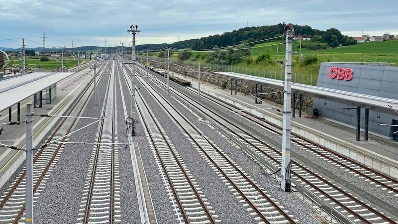 Groß St. Florian: rails and overhead lines have been installed (Bild: Gerald Schwaiger)