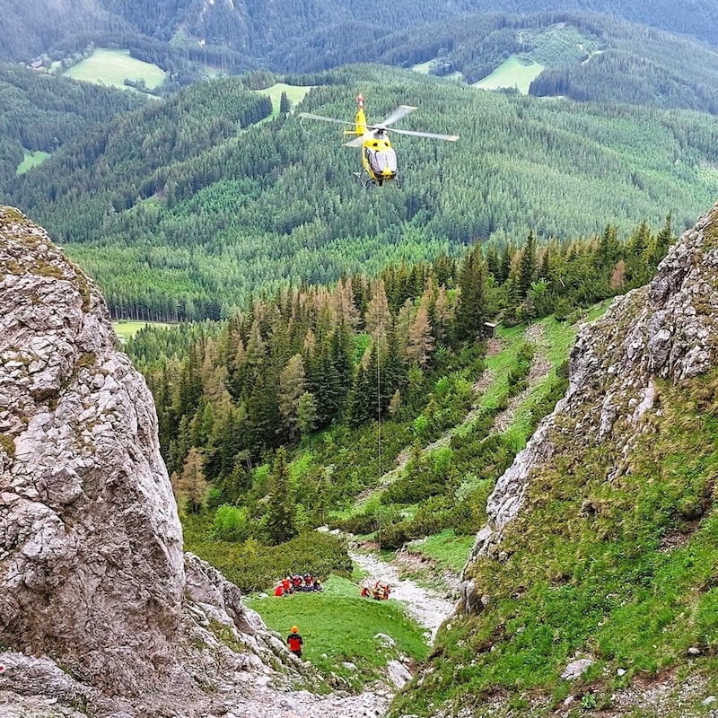 Mit Tau am Rettungshubschrauber wurde er geborgen. (Bild: Bergrettung Steiermark)