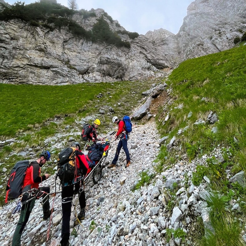 Ein aufwendiger Einsatz für die Bergretter. (Bild: Bergrettung Steiermark)