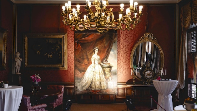 The painting (right) could show Empress Elisabeth in her wedding dress. (Bild: Bettina Gangl)