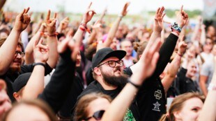 Besucherinnen und Besucher des Nova Rock 2024 am Donnerstag