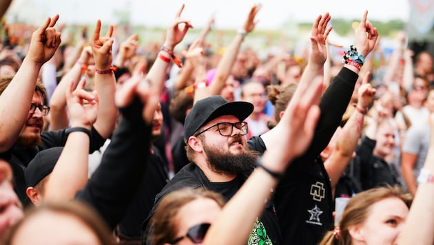 Besucherinnen und Besucher des Nova Rock 2024 am Donnerstag (Bild: APA/Eva Manhart)