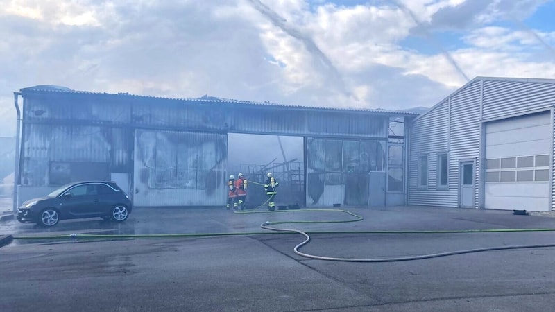 Die Flammen konnten mittlerweile gelöscht werden, nach Glutnestern wird gesucht. (Bild: FF Hanfthal)