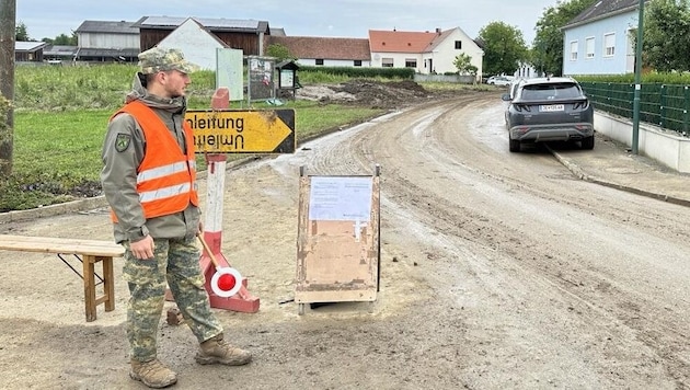 Bundesheer, Polizei und Lotsen überwachen die Ortseinfahrt in Unterschützen. (Bild: Schulter Christian)