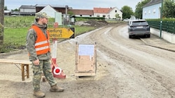 Bundesheer, Polizei und Lotsen überwachen die Ortseinfahrt in Unterschützen. (Bild: Schulter Christian)