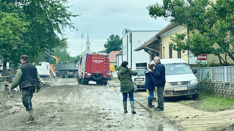 Auch sechs Tage nach dem Unwetter, ist man noch dabei, Häuser und Straßen vom Schlamm zu befreien. (Bild: Schulter Christian)