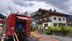 Die Feuerwehren konnten den Brand binnen zwei Stunden komplett löschen. (Bild: ZOOM.TIROL)