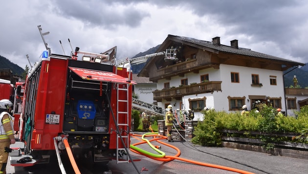 Die Feuerwehren konnten den Brand binnen zwei Stunden komplett löschen. (Bild: ZOOM.TIROL)