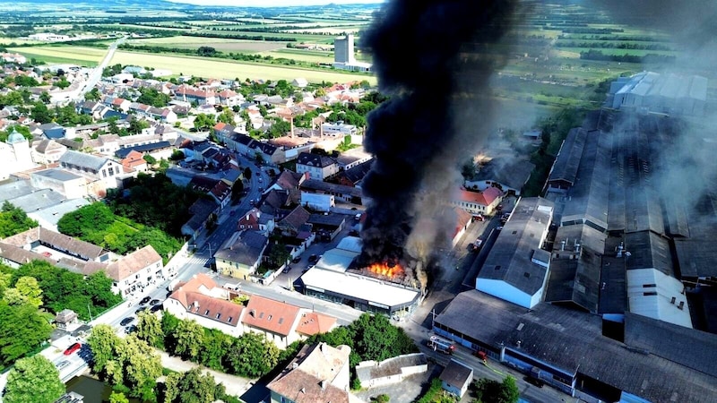 Das Übergreifen auf die Fabrikshallen (rechts) konnte vermieden werden. (Bild: AKFDO Laa)