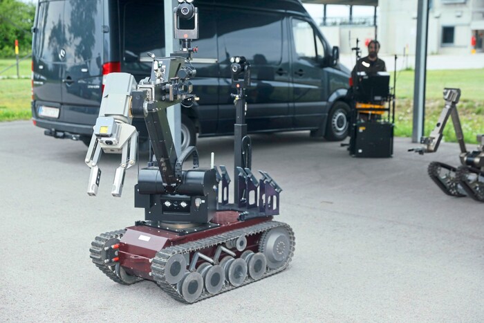Wenn es brenzlig wird, kommen die Roboter „Theodor“ und „Telemax“ (im Hintergrund rechts) zum ...