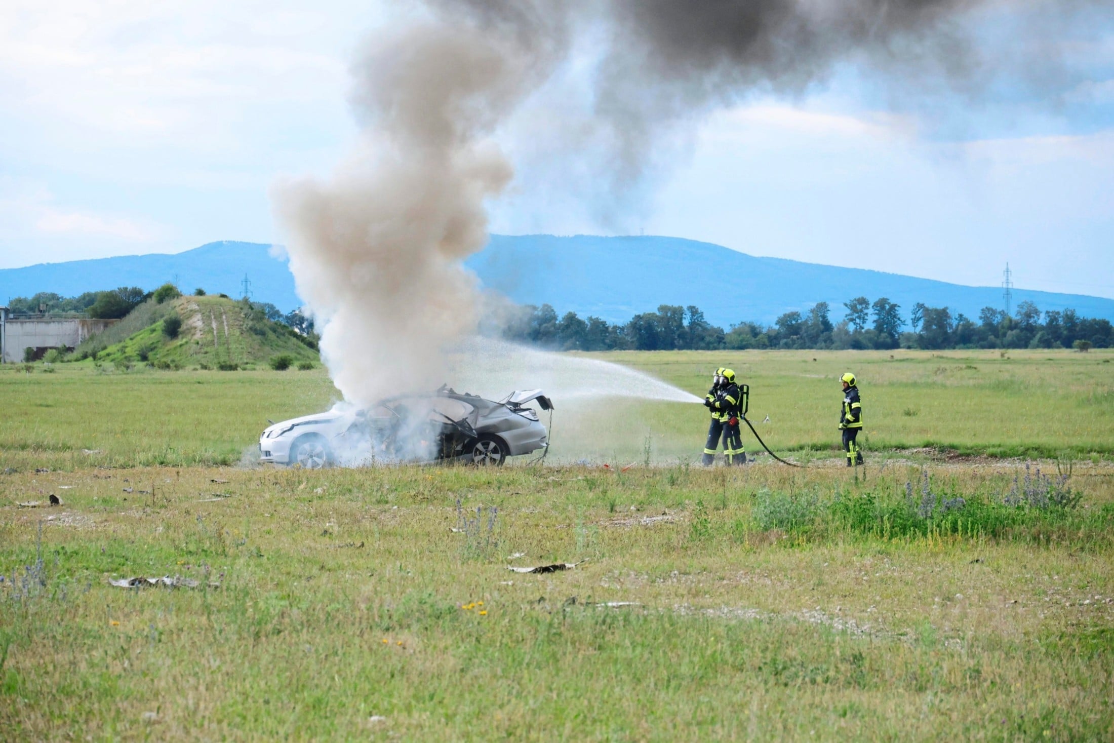 Die örtliche Feuerwehr wurde natürlich vorab gerufen, um das brennende Auto zu löschen. (Bild: Holl Reinhard)