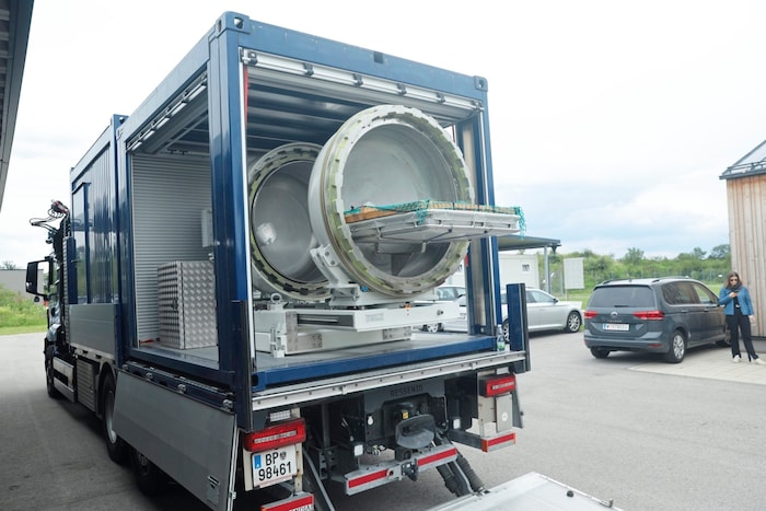 Um einen sicheren Transport zur Entschärfung zu gewährleisten, wurde ein spezieller Lkw ...