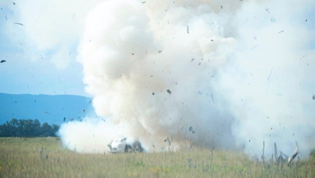 Millisekunden nach der Detonation fliegen die Trümmer des Autos bis zu 100 Meter weit. (Bild: Holl Reinhard)