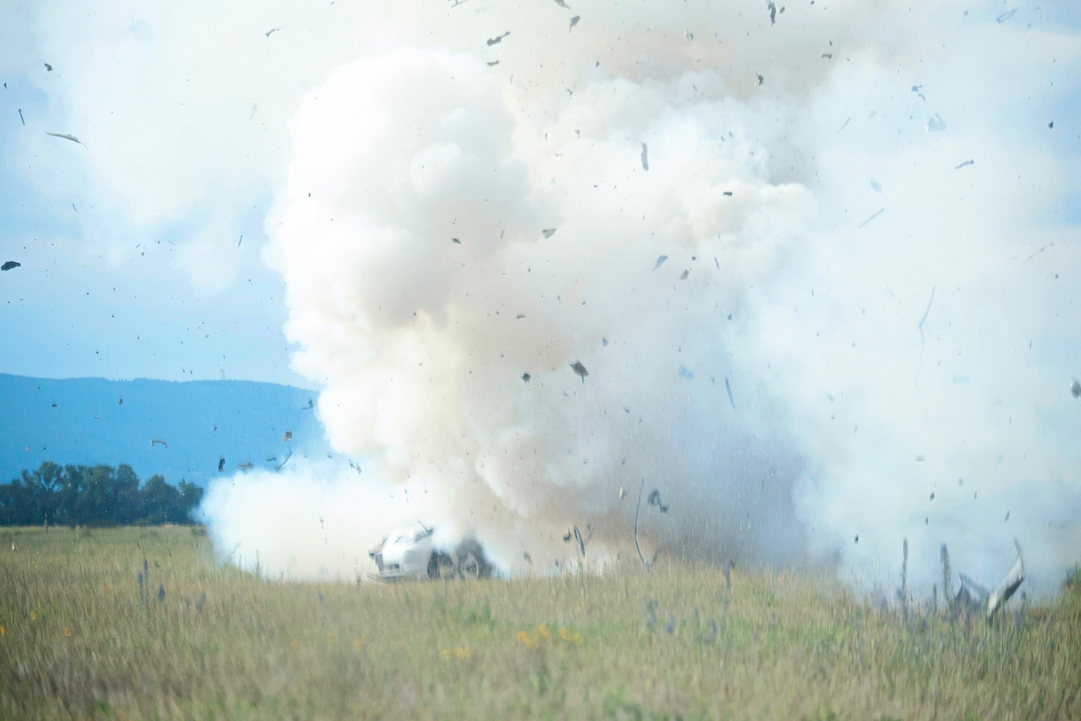 Millisekunden nach der Detonation fliegen die Trümmer des Autos bis zu 100 Meter weit. (Bild: Holl Reinhard)