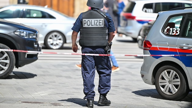 Május 15-én a rendőrség már egy másik, a linzi Akademisches Gymnasium elleni bombafenyegetéssel foglalkozott, ami után a belváros egyes részeit lezárták. (Bild: © Harald Dostal / 2024)