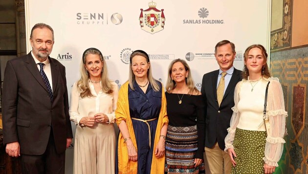 The Habsburgs held court: Head Karl, wife Christian, Gabriela and Camilla, Severin and Gloria (from left) (Bild: Tuma Alexander/Starpix/ Alexander TUMA)