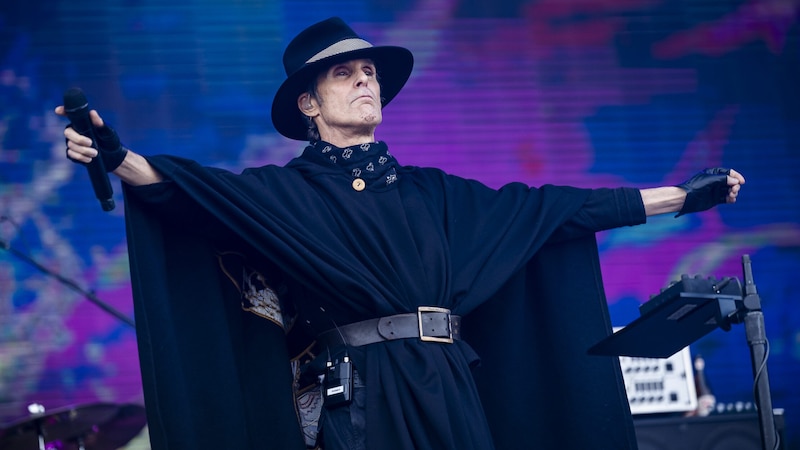 Ein Outfit, wie man es noch nicht einmal erfinden könnte: Jane‘s Addiction-Frontmann Perry Farrell in seinem Element als Zeremonienmeister (Bild: Andreas Graf)