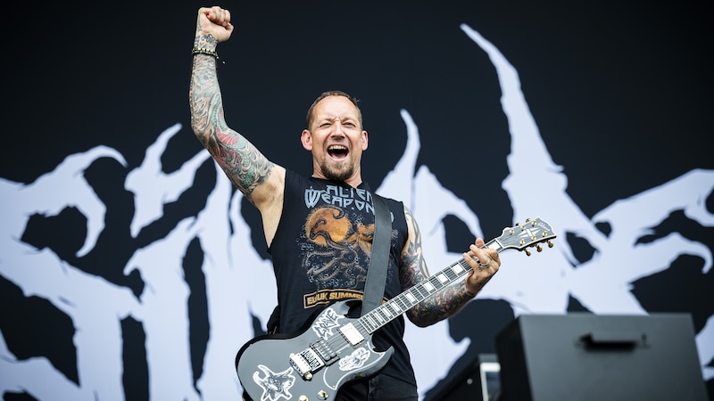 Volbeat-Chef Michael Poulsen genoss es bei Asinhell sichtlich, nicht komplett im Rampenlicht zu stehen (Bild: Andreas Graf)