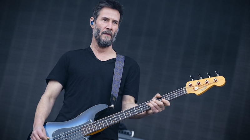 Der inoffizielle Headliner unter den Fans und Mitmusikern: Dogstar-Bassist und Hollywood-Legende Keanu Reeves (Bild: Andreas Graf)