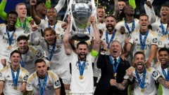 Nacho (in der Mitte mit dem Pokal in den Händen) verlässt Real Madrid. (Bild: AP/Frank Augstein)