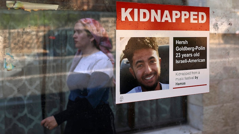 Hamas and Islamic Jihad repeatedly publish videos of hostages in order to increase the pressure on the Israeli government. However, these are usually undated, so they provide little information about how the people shown are actually doing. (Bild: APA/AFP/HAZEM BADER)