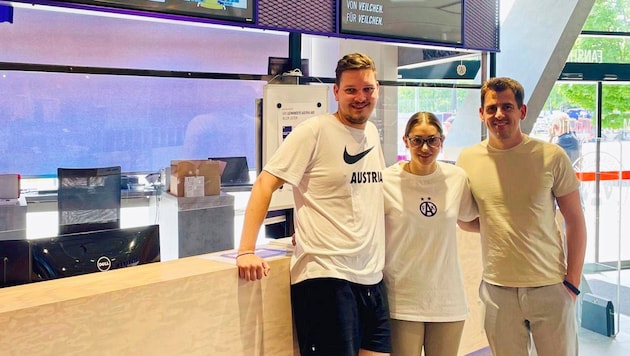 Abo-Ansturm! Philip Konradt, Stefanie Schneeberger und Michael Schlagenhaufen (v. li. n. re.) haben derzeit viel zu tun. (Bild: Alex Hofstetter)