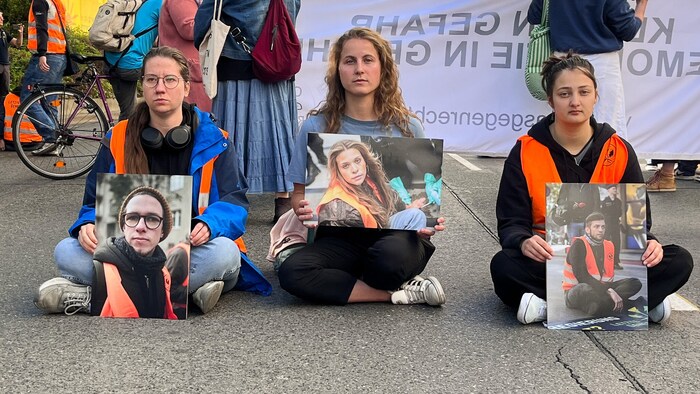 Klimakleber zeigten Fotos von ihren inhaftierten Anhängern. 