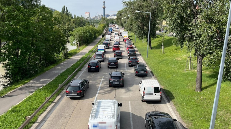 The traffic jam stretched all the way back to the North Bridge. (Bild: Krone KREATIV)