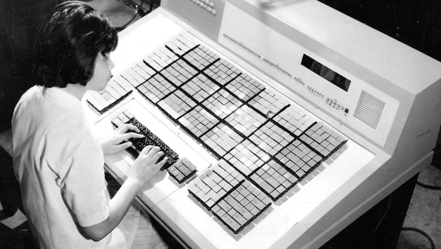 The Information Processing Technology Research Office for Chinese Characters at Peking University investigated the "large keyboard" approach, in which 2000 or more frequently used characters were assigned to a fairly large desktop-sized interface. This was not successful. (Bild: Public Domain)