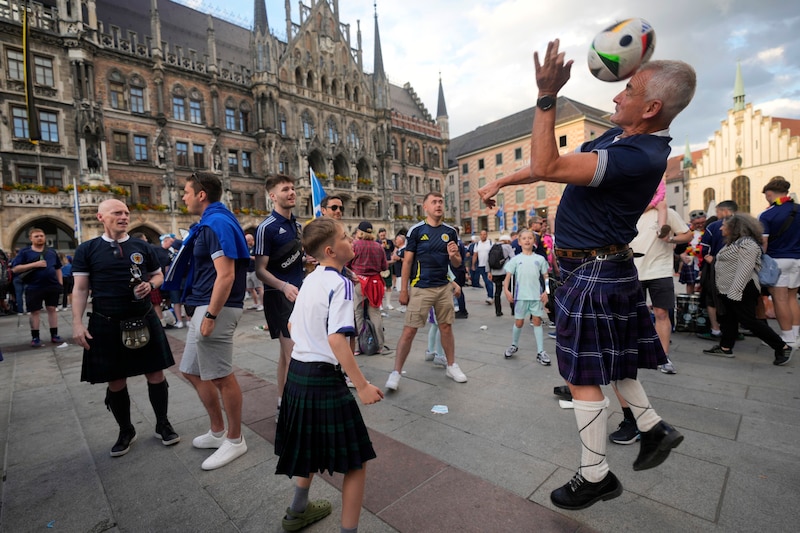 Die Schotten feierten am Marienplatz. (Bild: Antonio Calanni)