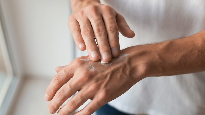 Auch Männer „dürfen“ Handcreme benützen. (Bild: stock.adobe.com/africa-studio.com)