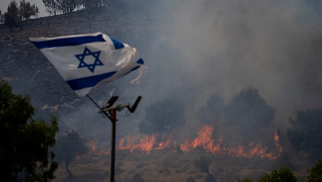 Mancınıklar Hizbullah'ın saklandığı yerleri yok etmek için Lübnan topraklarına yangın çıkarıcı mermiler fırlatıyor. (Bild: APA/AP)