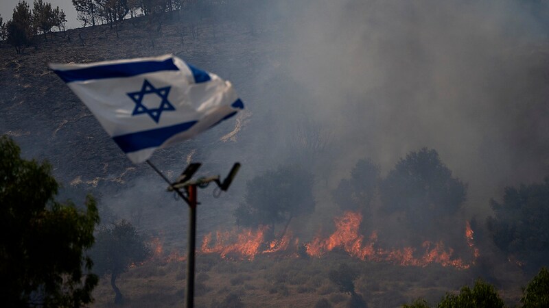 Katapulte schleudern Brandgeschosse auf libanesisches Territorium und sollen so Versteckmöglichkeiten der Hisbollah dezimieren. (Bild: APA/AP)