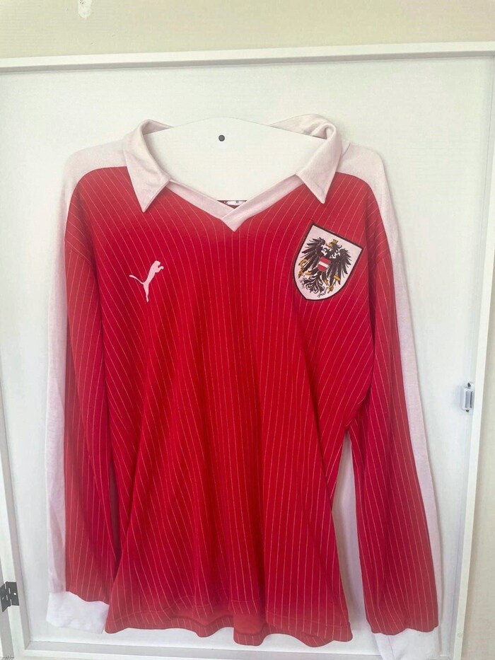 Bruno Pezzey: Our team went into the European Championship qualifier in Gelsenkirchen on October 5, 1983 as league leaders. However, world-class defender Bruno Pezzey had his work cut out for him as the first striker. The German team led 3:0 after 21 minutes - the final score. Because our team boss Erich Hof had banished him to the bench due to his defensive tactics, Goleador Hans Krankl announced his departure. 