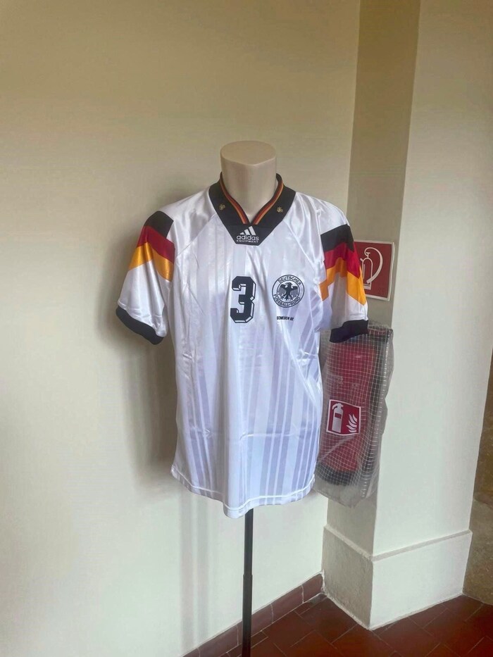 Andreas Brehme: His death on February 20, 2024 shook the soccer world. The two-legged standard specialist was only granted just over 63 years. His penalty to make it 1-0 in the 1990 World Cup final remains unforgettable. "Andi" Brehme scored nine goals in 90 international matches, the winning goal against Argentina as the crowning glory of the World Cup '90 was his last goal. His jersey is a reminder of this. 
