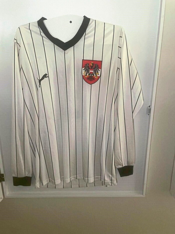 Herbert Prohaska: The playmaker captained our national team in the qualifying round for the 1986 World Cup in Mexico. He stepped down after being knocked out. It took until 1988 before Herbert Prohaska was persuaded to make a comeback in a team shirt in the late fall of his career. With three appearances, in which Austria remained unbeaten, he played a major part in the successful qualification for the 1990 World Cup. 