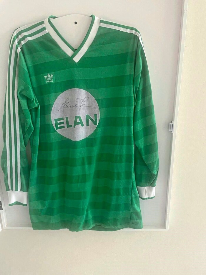 Hans Krankl: Rapid Vienna and Austria Vienna fought a breathtaking duel for the championship title in the spring of 1984. In the end, the better goal difference decided the match in favor of the Violets. Hans Krankl scored 17 times that season. The Bundesliga's record scorer (270 goals) had to settle for the Cup victory. Rapid narrowly missed out on their first championship hat-trick since 1919-1921. 