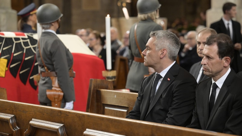 Karl Nehammer szövetségi kancellár (ÖVP) és Christoph Grabenwarter alkotmánybírósági elnök (jobbra) a gyászszertartáson a Szent István-székesegyházban. (Bild: APA/Robert Jäger)