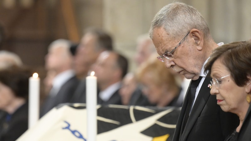 Alexander Van der Bellen szövetségi elnök és Doris Schmidauer a Brigitte Bierleinért tartott gyászmisén. (Bild: APA/Robert Jäger)