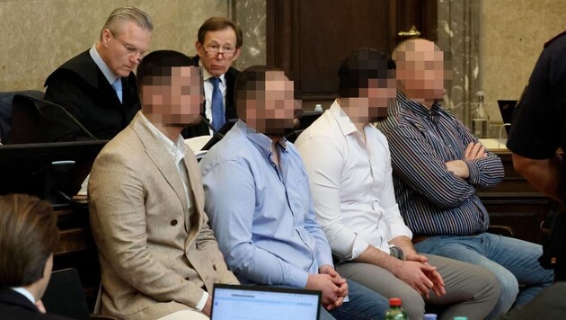 The four defendants in the attempted murder trial in Vienna. (Bild: Bissuti Kristian/Kristian Bissuti, Krone KREATIV)